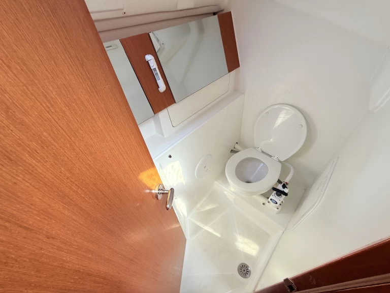 Hire a Bénéteau Oceanis 31 Sukošan