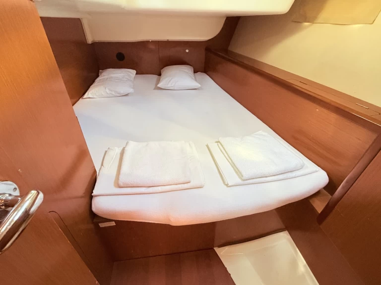 Charter a Bénéteau Oceanis 43 in Sukošan on Samboat