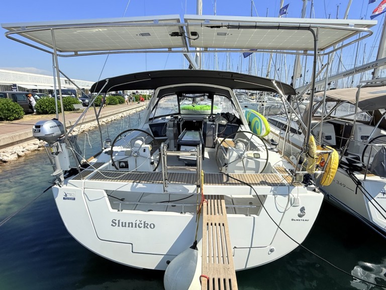 Charter a Bénéteau Oceanis 41 in Sukošan on Samboat
