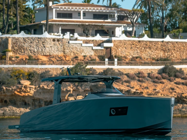 Charter a Tesoro T40 in Port des Marines de Cogolin on Samboat