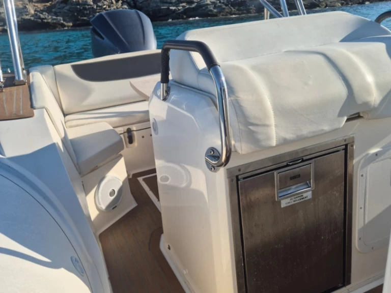 Hire RIB Capelli with a boat licence