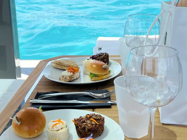 Luxury Yacht to hire Saint-Florent at the best price