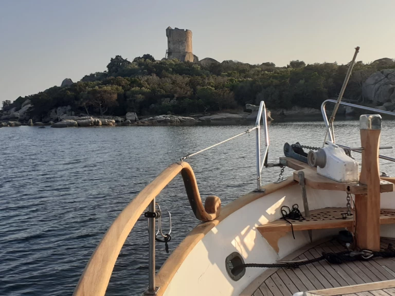 Charter a eurobanker 38 CLASSIQUE in Figari on Samboat