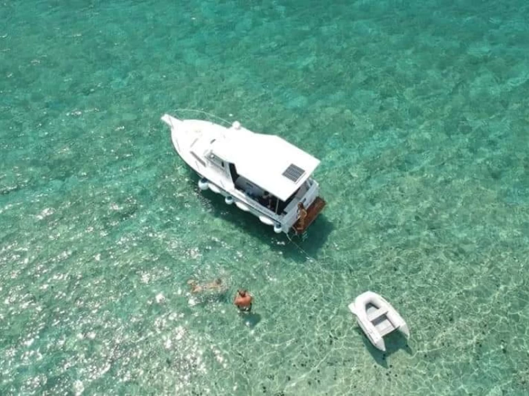 Charter a Jeanneau Lamparo in Lumbarda on Samboat