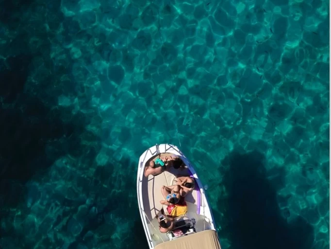Hire Motorboat Idea Marine with a boat licence