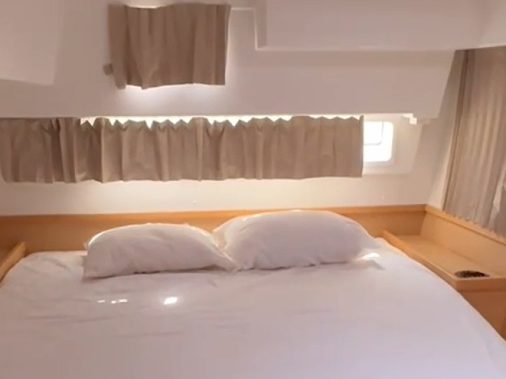 Hire Catamaran Lagoon with a boat licence