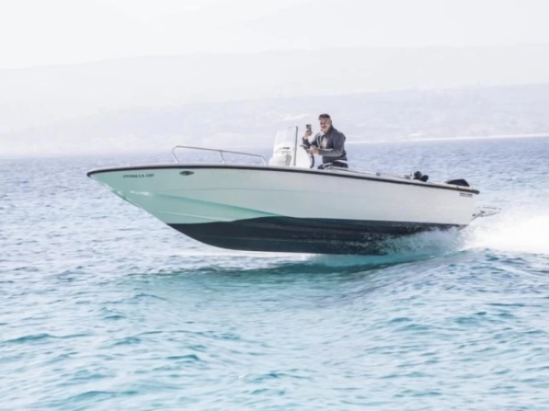 Hire Motorboat Kreta Mare with a boat licence
