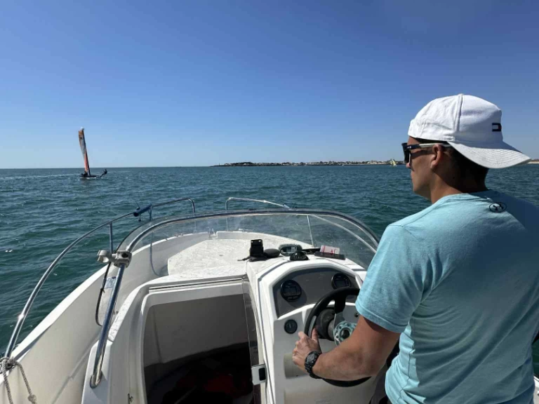 Hire Motorboat Jeanneau with a boat licence