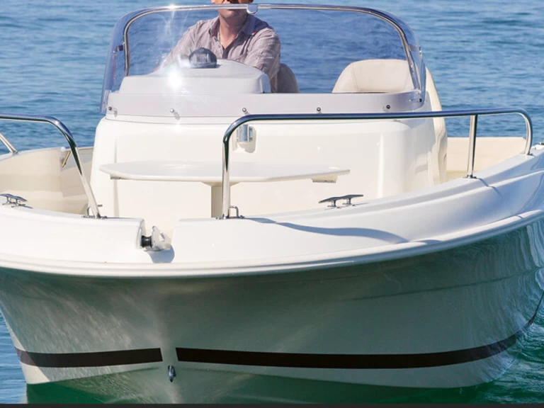 Motorboat to hire Saint-Gilles-Croix-de-Vie at the best price