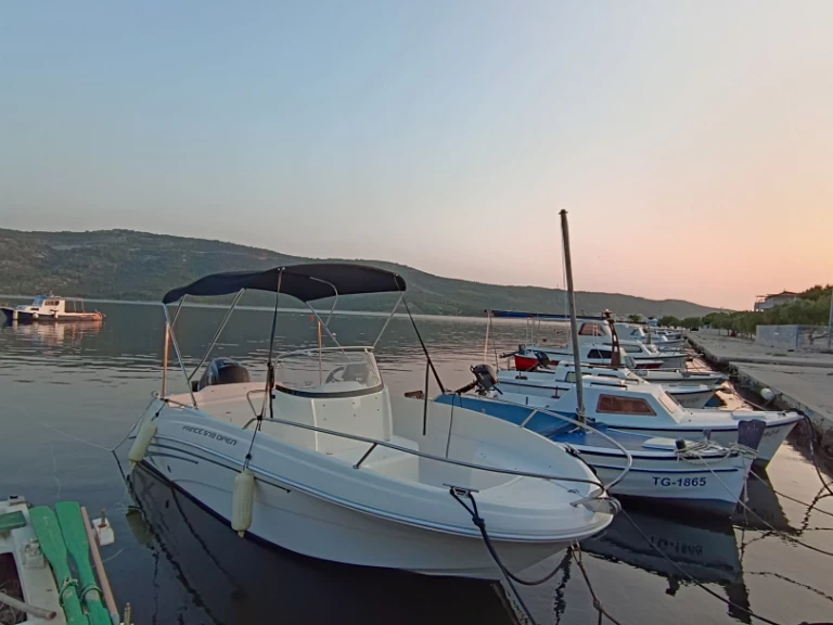 Hire Motorboat AM Yacht with a boat licence