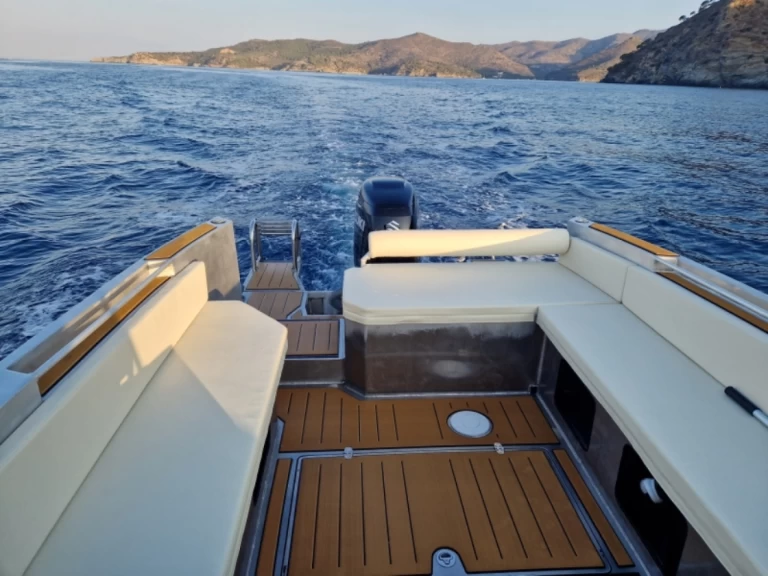 Yacht hire Roses cheap BA 75