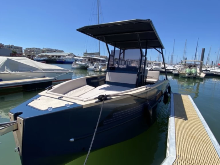 Hire Motorboat E-sole with a boat licence