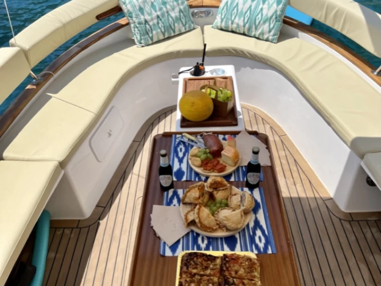 Yacht hire Port d'Alcudia cheap m7