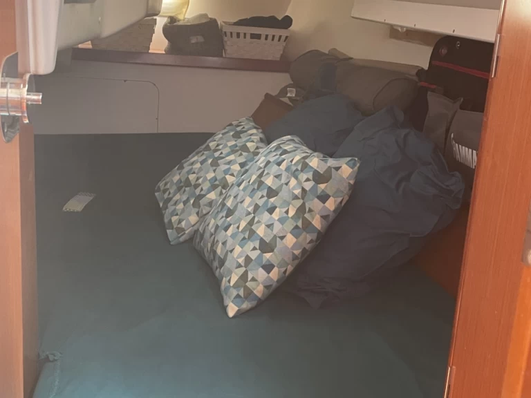 Charter a Bénéteau Oceanis 323 Clipper in Toulon on Samboat