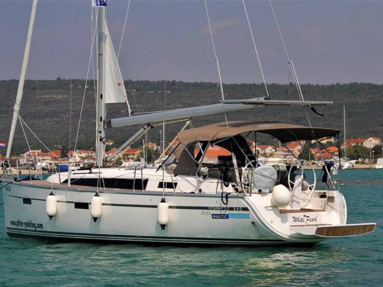 Charter a Bavaria Cruiser 37 in Biograd na Moru on Samboat