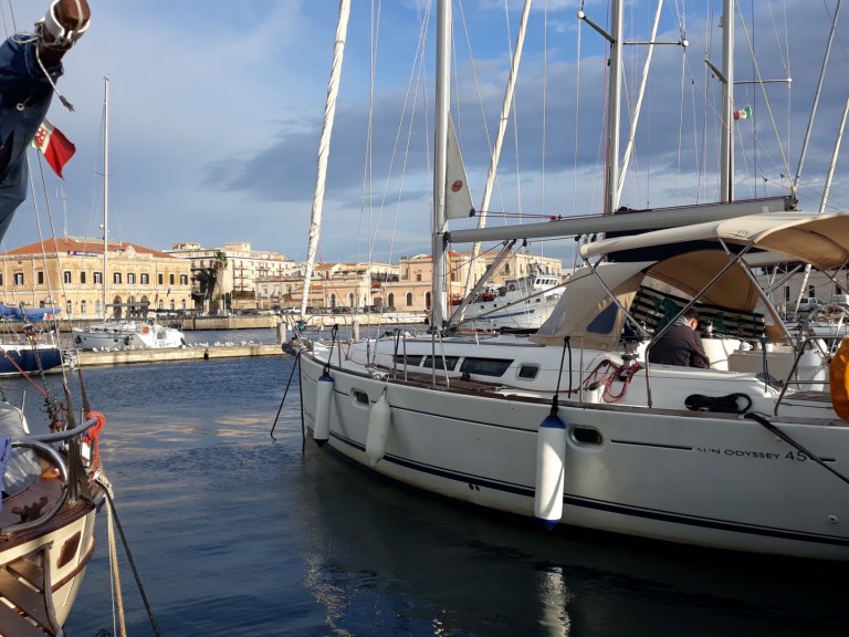 Hire Sailboat Jeanneau with a boat licence