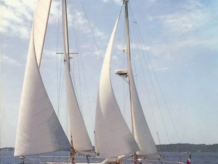 Charter a Amel Maramu in Santa-Maria-Poggio on Samboat