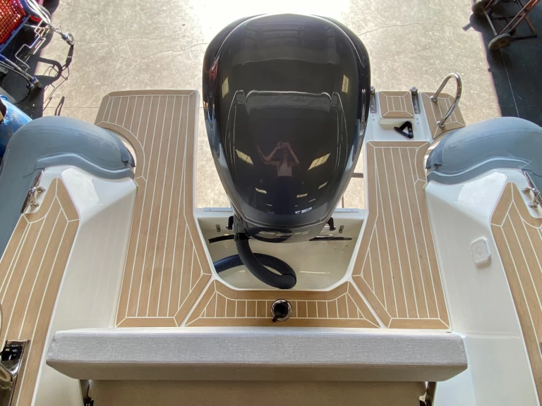 Hire RIB Capelli with a boat licence