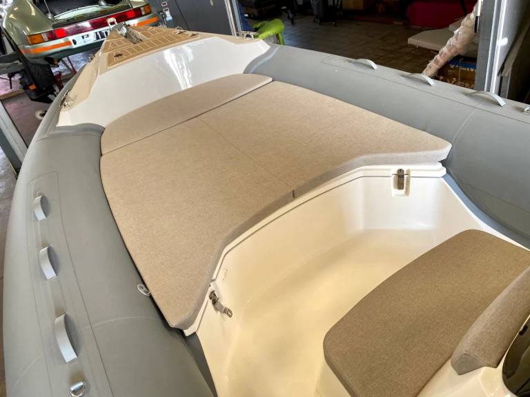 RIB to hire Saint-Cyprien at the best price