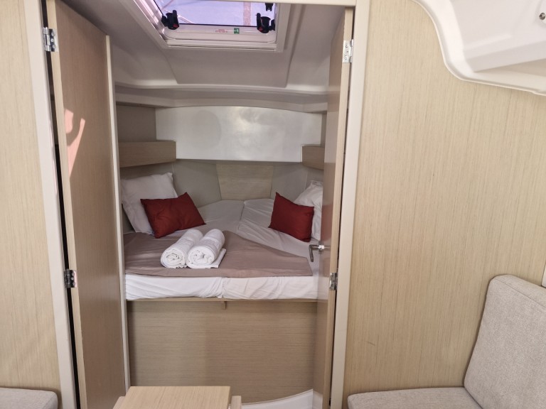 Yacht charter Barcelona - Bénéteau Oceanis 30.1 on SamBoat