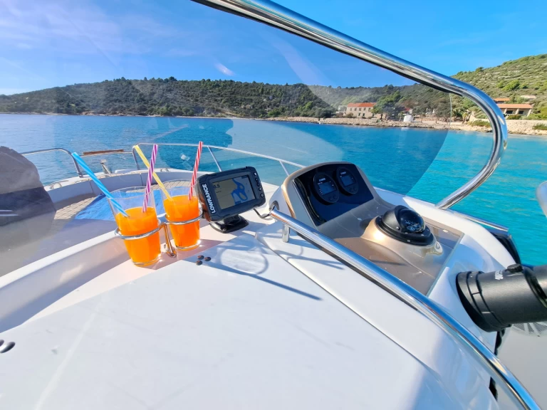 Hire Motorboat Sessa Marine with a boat licence