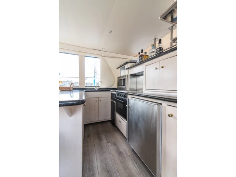 Charter a Carver 570 Voyager in Marina Del Rey on Samboat