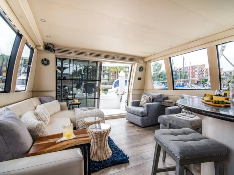 Hire Luxury Yacht Carver with a boat licence