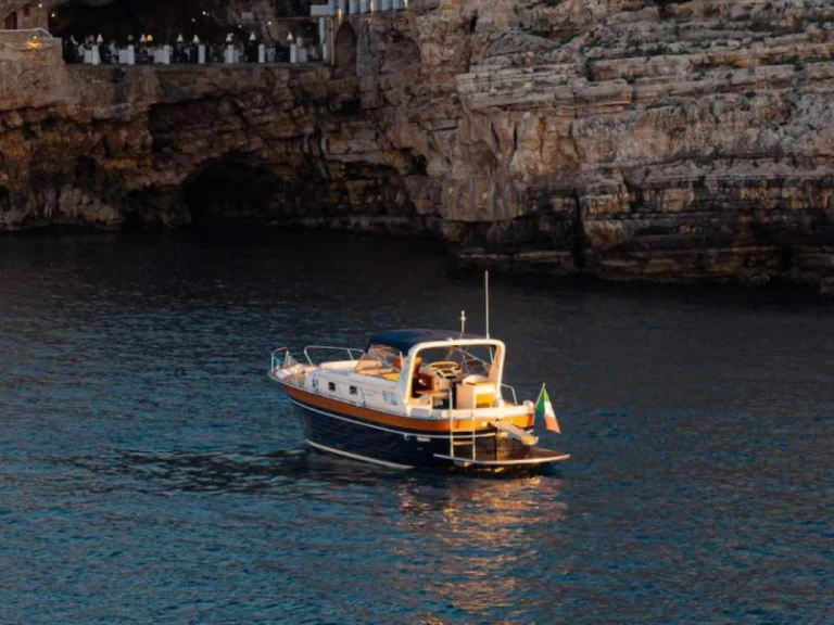 Hire Motorboat Apreamare with a boat licence