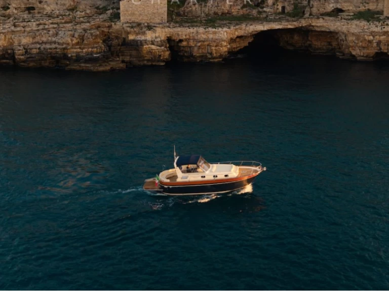 Motorboat to hire Monopoli at the best price