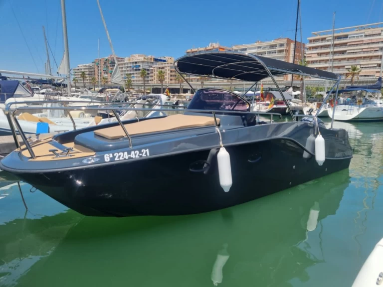 Hire a Moonday yacht 780 WA Six-Fours-les-Plages