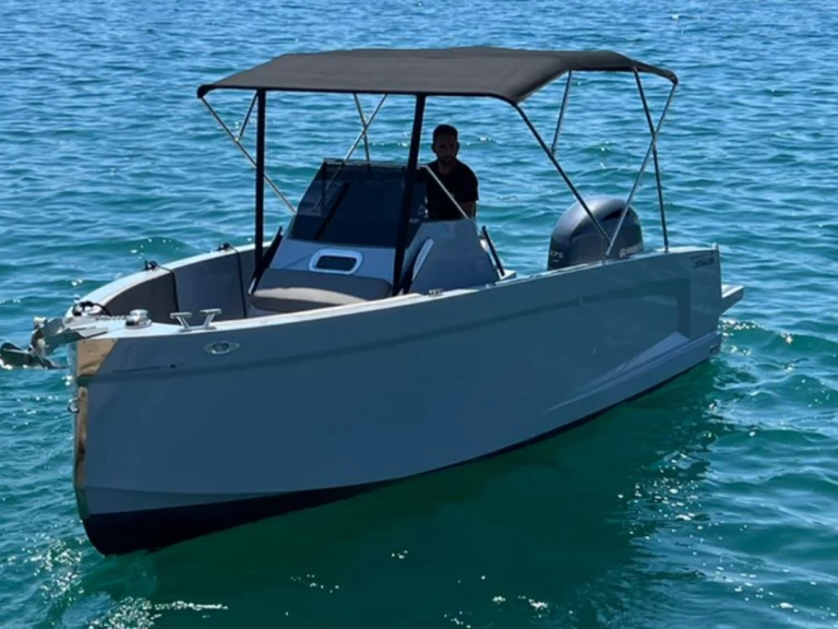 Hire Motorboat Moonday yacht with a boat licence