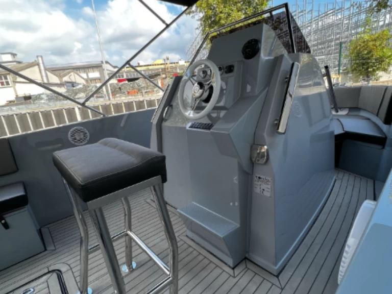 Motorboat to hire Six-Fours-les-Plages at the best price