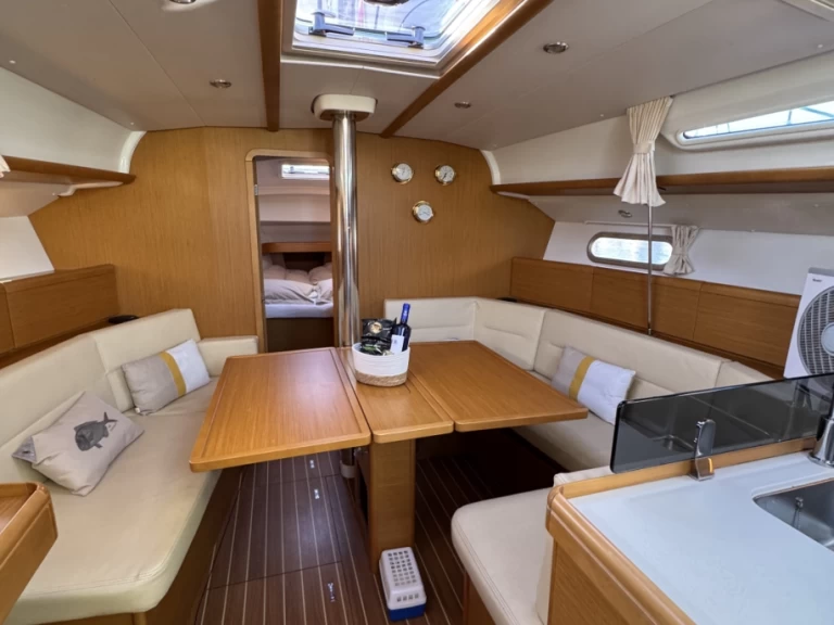 Charter a Jeanneau Sun Odyssey 42i in Torrevieja on Samboat