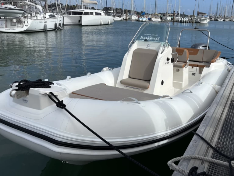 Charter a Zodiac Medline 6.8 in La Trinité-sur-Mer on Samboat