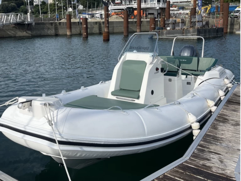 Hire RIB Zodiac with a boat licence
