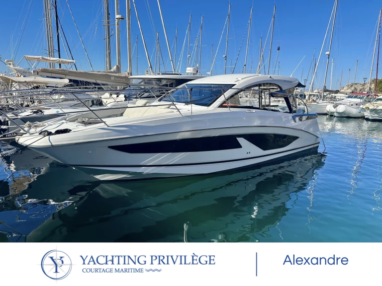 Charter a Bénéteau Gran turismo 36 ob in Marseille on Samboat