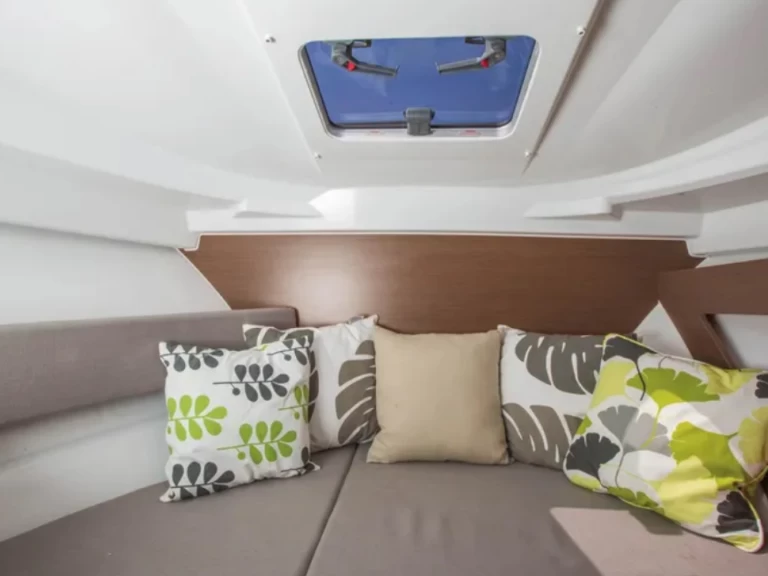 Hire Motorboat with or without skipper Jeanneau Sanremo