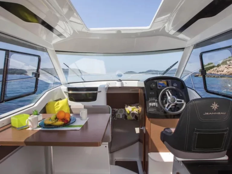 Hire Motorboat Jeanneau with a boat licence