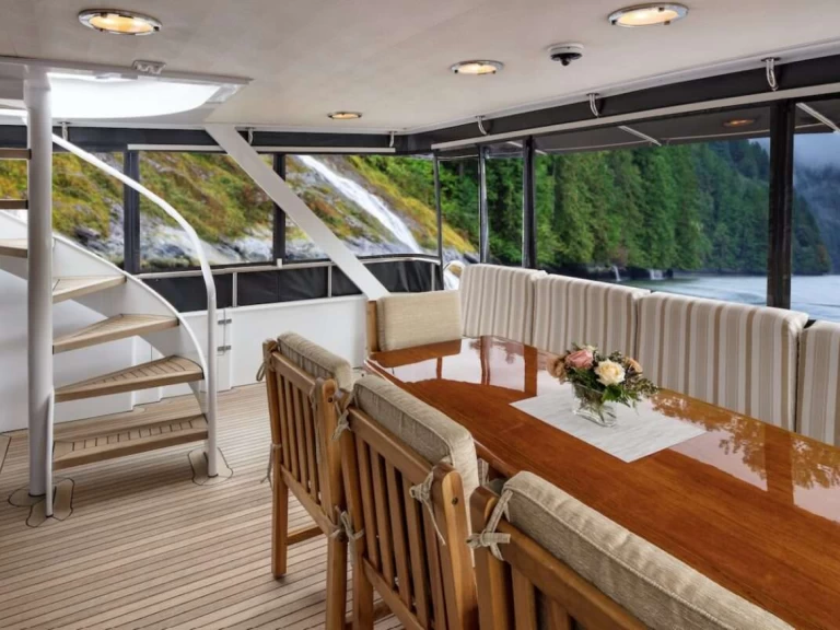 Luxury Yacht to hire Juneau at the best price