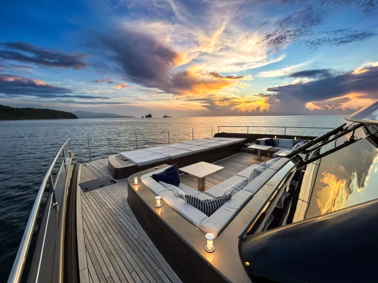 Hire Luxury Yacht Sunreef with a boat licence
