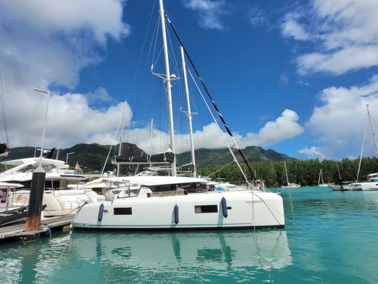 Hire Catamaran Lagoon with a boat licence