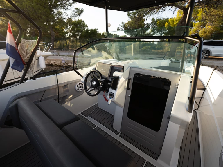 Charter a Northmaster Northmaster 685 Cruiser in Šibenik on Samboat