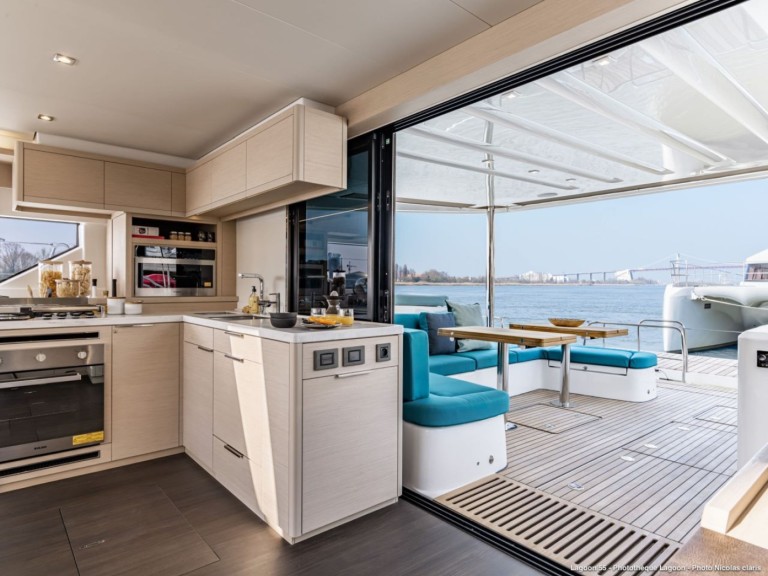 Hire a Lagoon Lagoon 55 - 4 + 2 cab. Palma de Mallorca