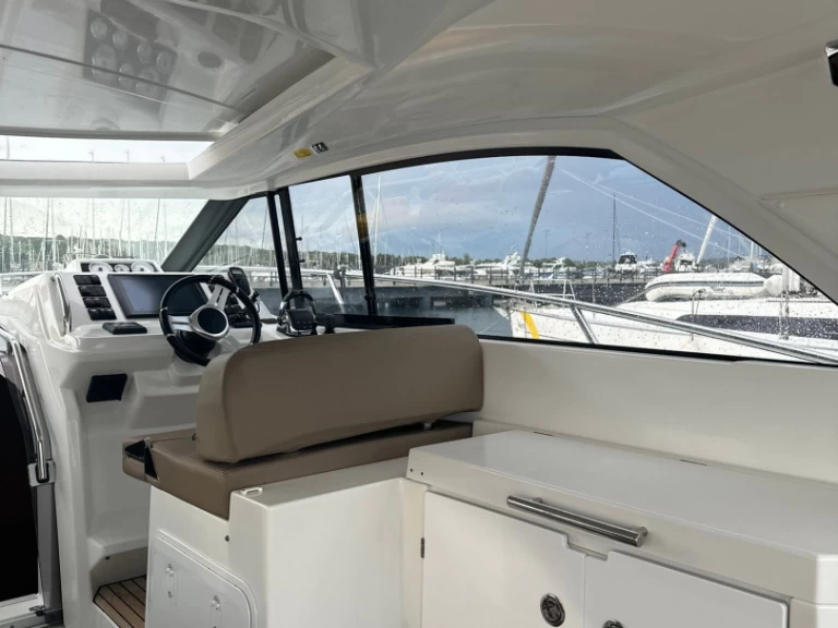 Hire Motorboat Jeanneau with a boat licence