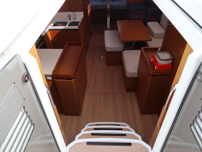 Sailboat to hire Lygia at the best price