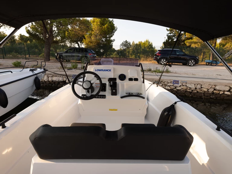 Charter a Compass Boats Compass 7s in Šibenik on Samboat