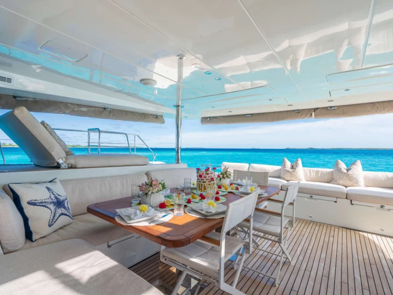 Hire Luxury Yacht Lagoon with a boat licence