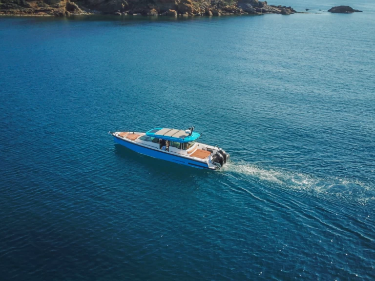 Charter a Axopar Axopar 37 XC Cross Cabin in Chaniá on Samboat