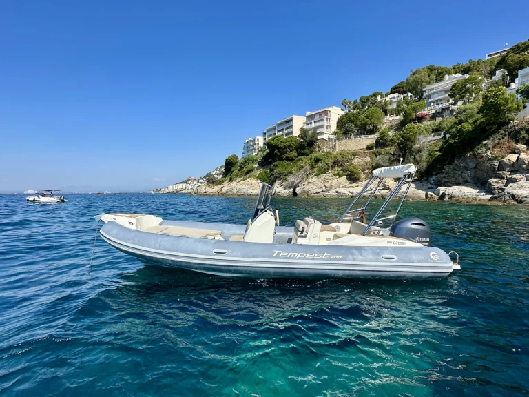 Motorboat hire in Roses - Capelli Tempest 700