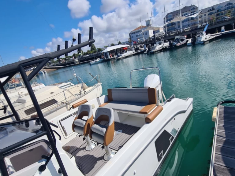 Charter a Bénéteau Flyer 7 SPACEdeck in Les Sables-d'Olonne on Samboat